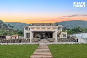 StayVista at Sunshine & Soul with Infinity Pool, Lawn, BBQ